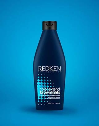 El acondicionador Redken Color Extend Brownlights con pigmento azul para prolongar el cabello frío natural o teñido.